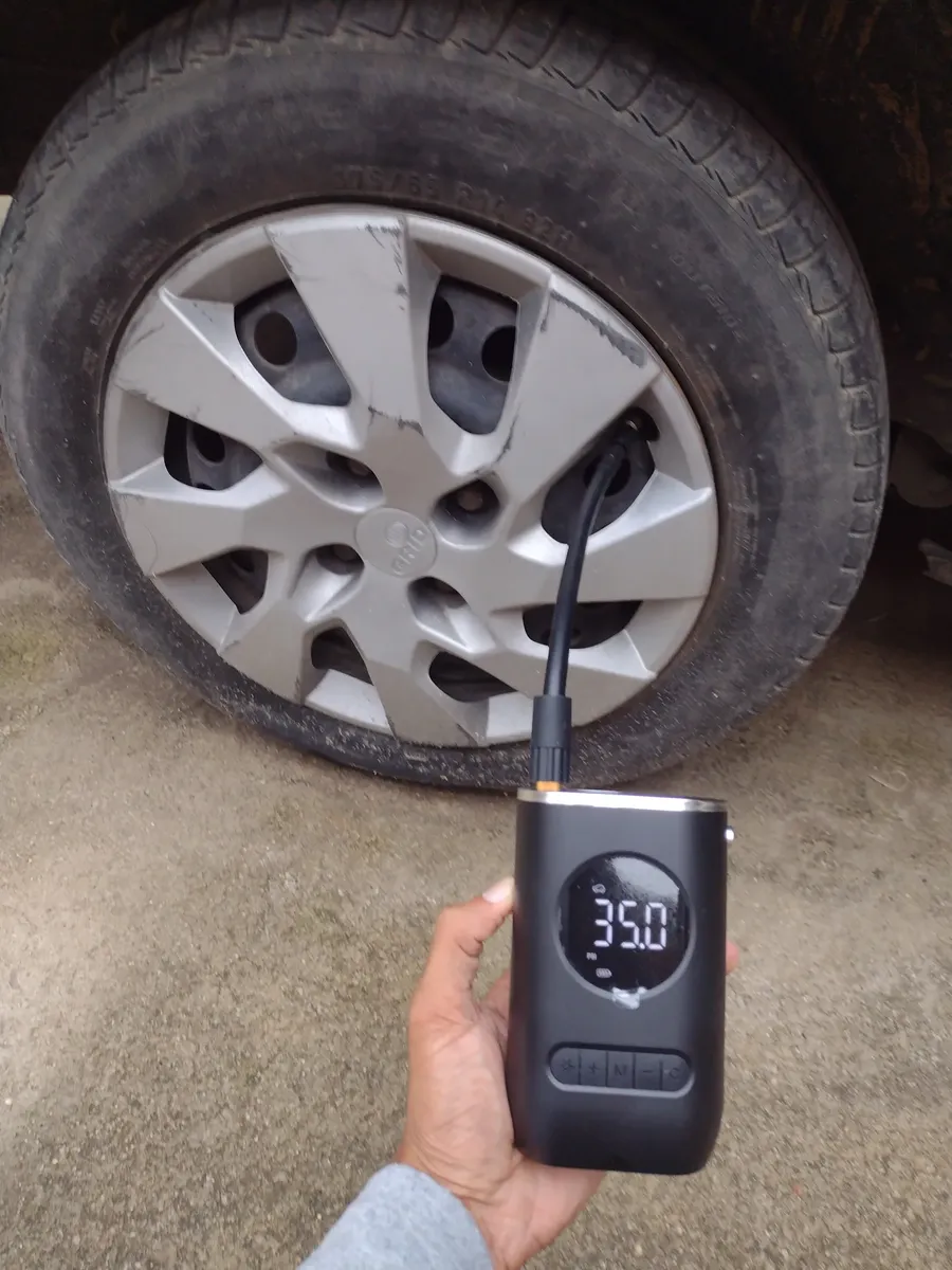 Compressor conectado ao pneu com o visor mostrando 35.0
